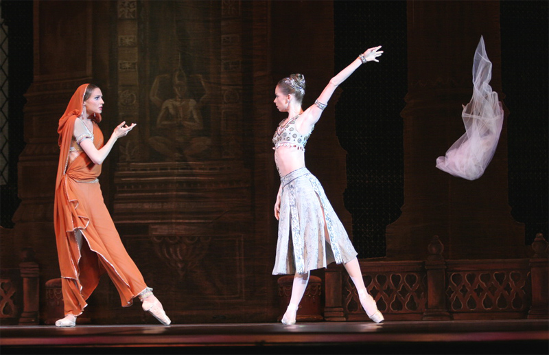 Svetlana-Zakharova-as-Nikiya-and-Ekaterina-Krysanova-as-Gamzatti-in-La-Bayadere-by-Yelena-Fetisova